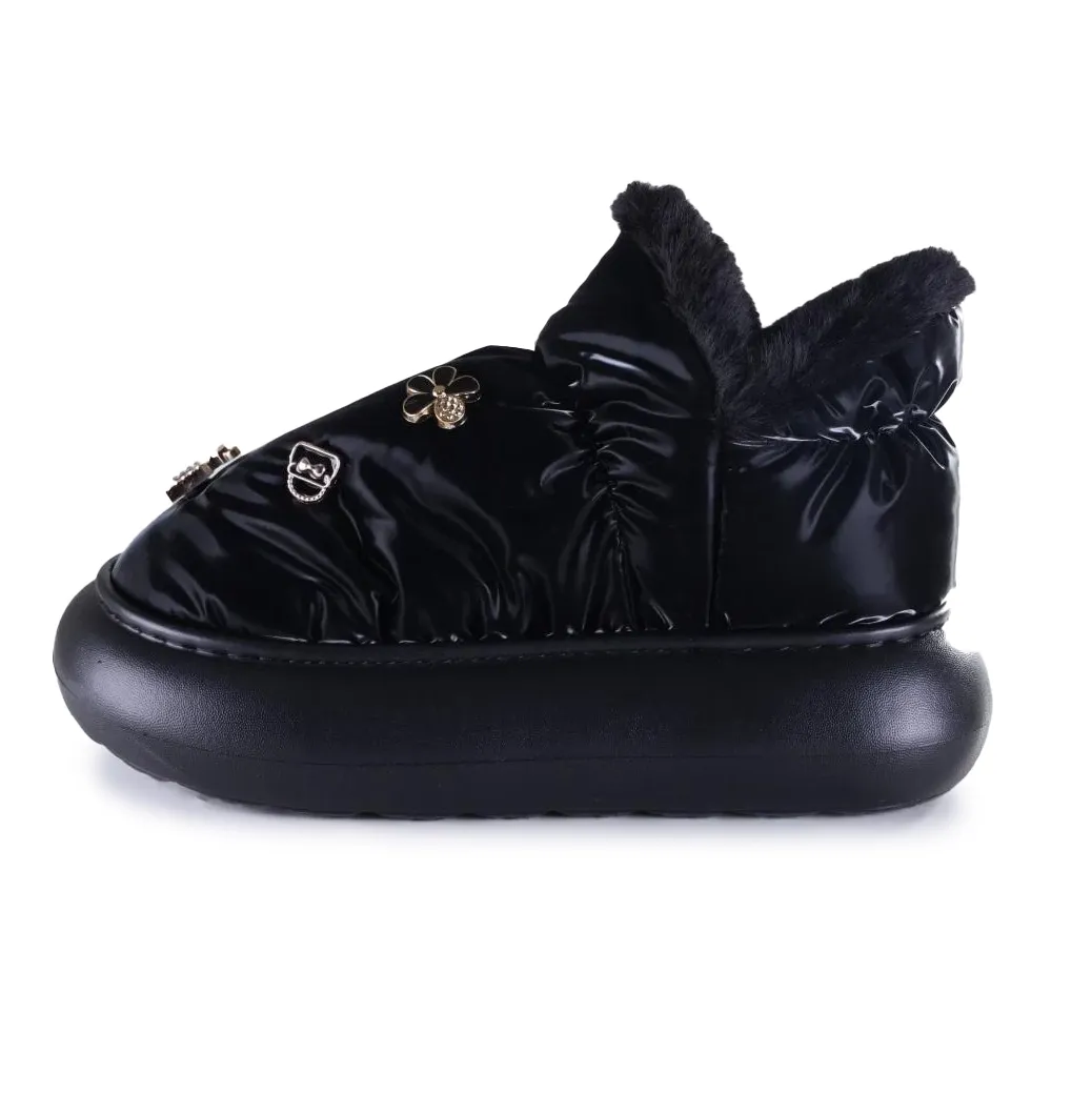 Pantufa Flowfa vista lateral esquerda mostrando acabamento brilhante acolchoado e detalhes metálicos decorativos.
